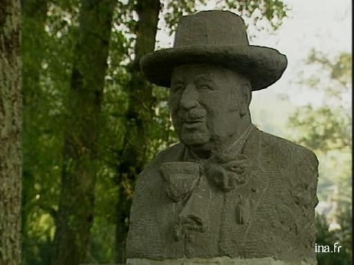 La statue d'Yves Navarre (cette photo se trouve sur le site d'INA)